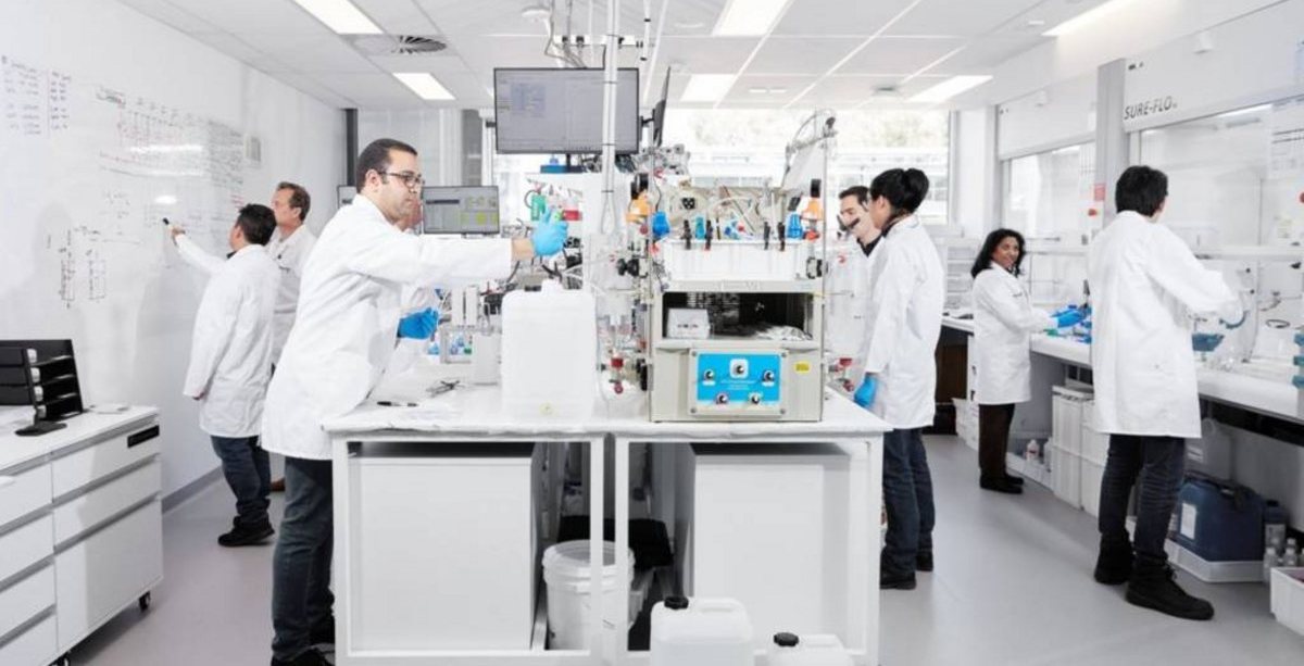 Planta piloto modular para extracción y refinación de litio con módulos y paneles solares