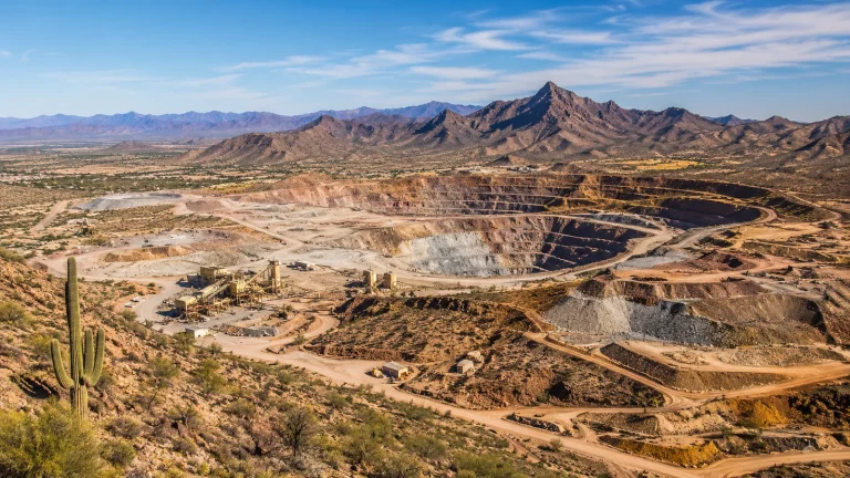 Imagen referencial de un distrito minero de cobre en Arizona relacionado con los proyectos San Manuel y Copper Creek