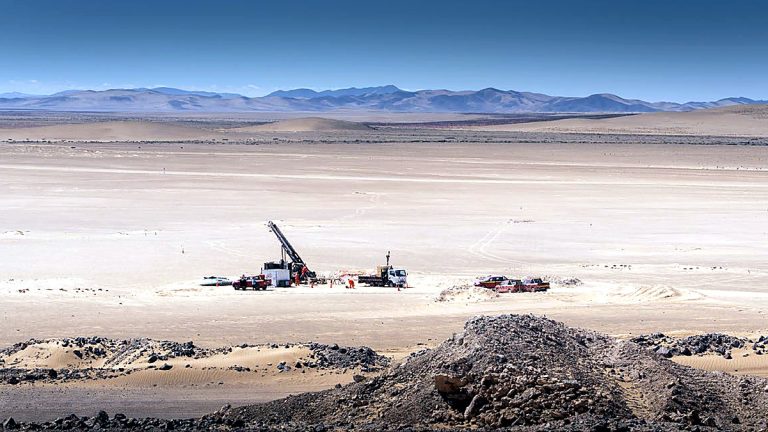 Equipo de perforación en el proyecto de cobre Buen Retiro, al sur de Copiapó.