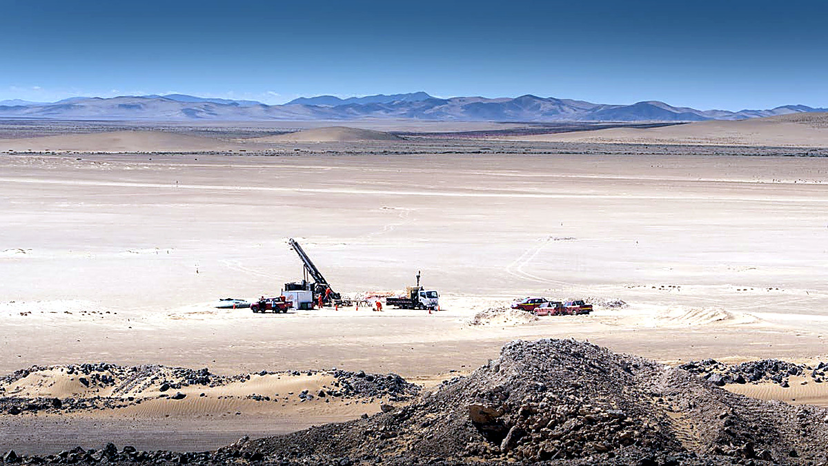 Equipo de perforación en el proyecto de cobre Buen Retiro, al sur de Copiapó.