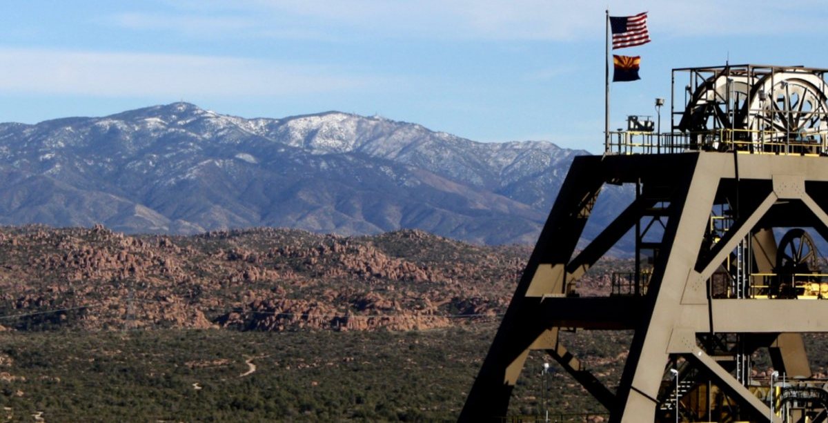 Sitio de exploración subterránea con rigs de perforación y accesos a shafts en Arizona