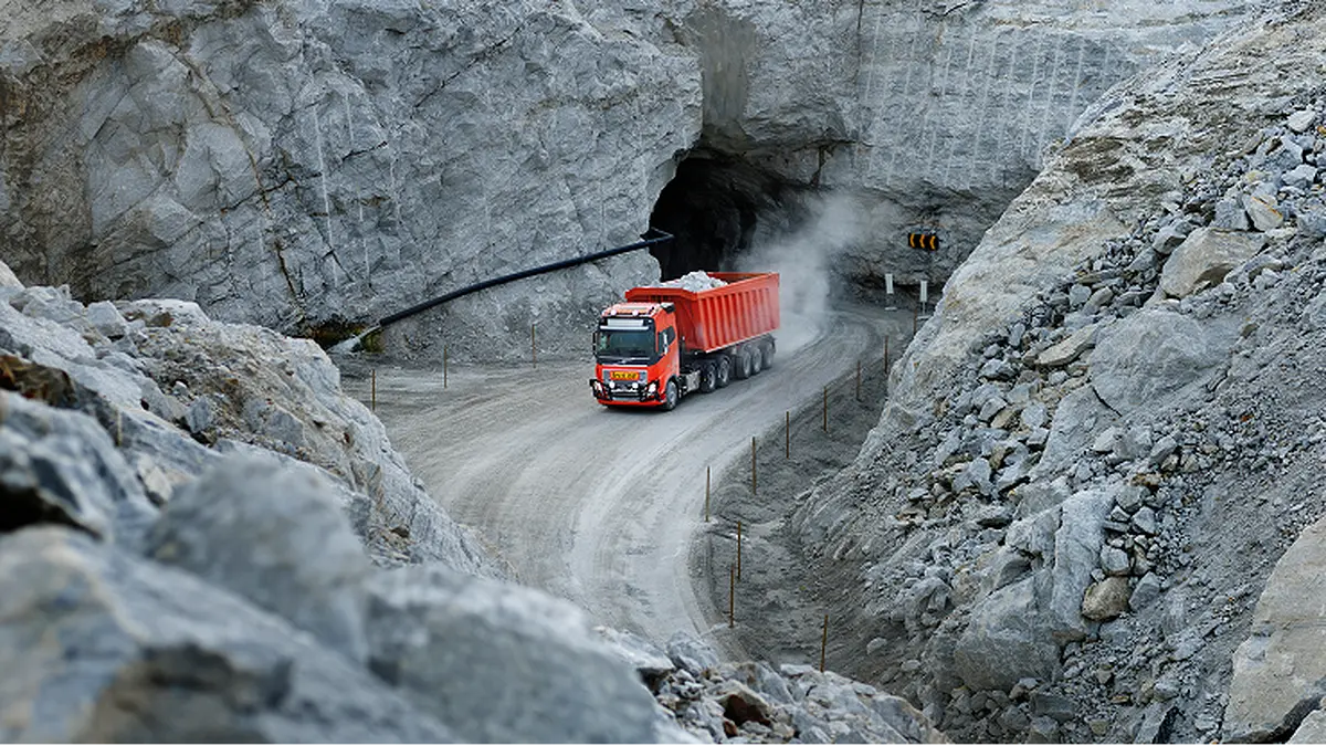 Camión autónomo Volvo FH transportando material en una operación minera de Autona / earth.