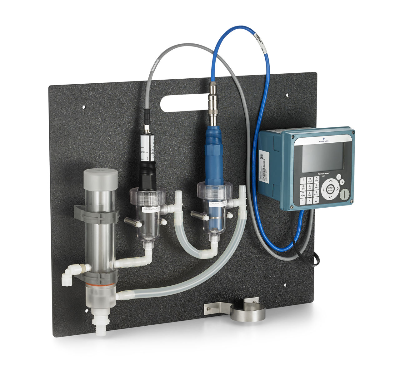 Panel Rosemount 105P con transmisor, sensores y celdas de flujo, en imagen de producto publicada por Emerson.