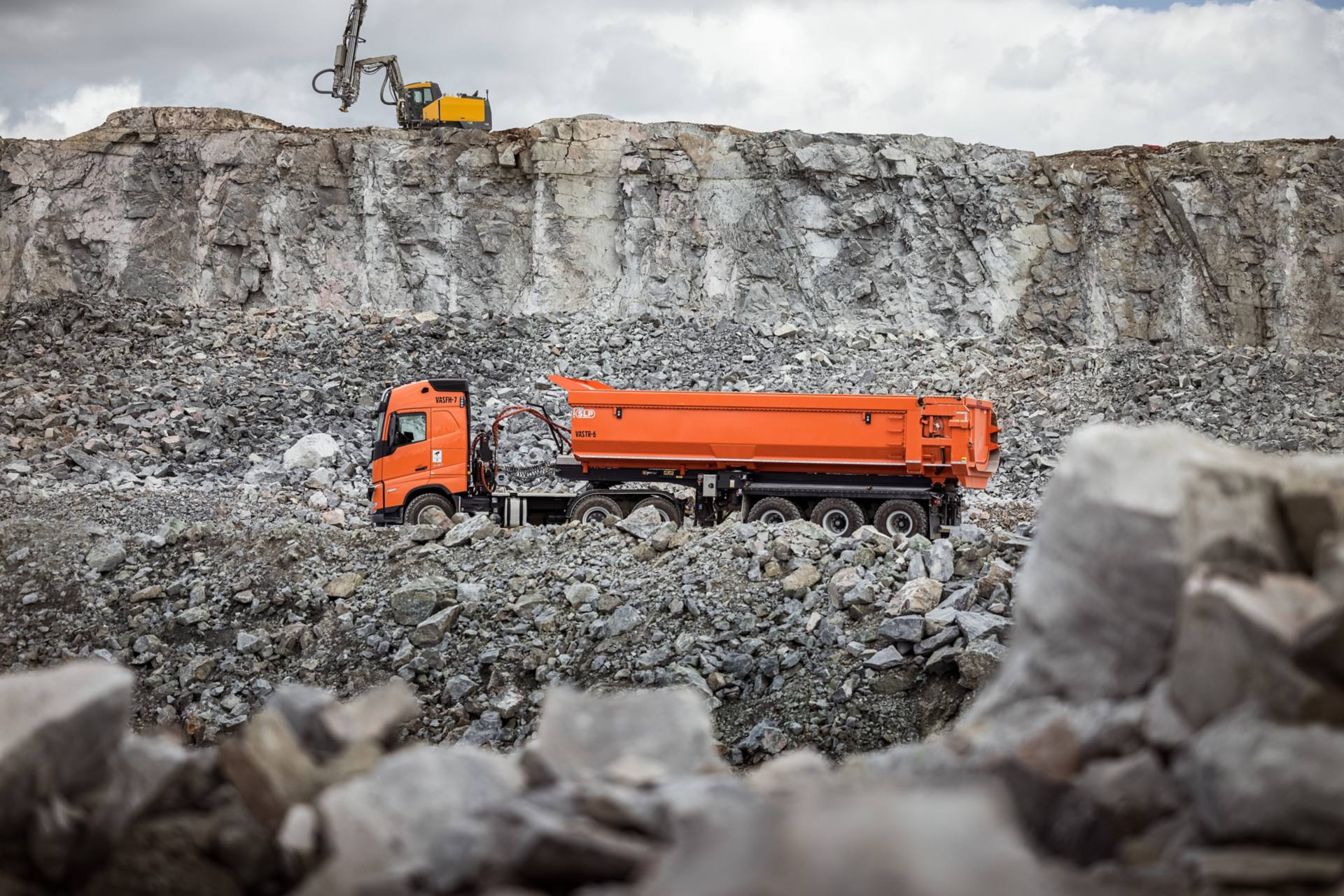 Camión Volvo autónomo transportando material en una operación minera